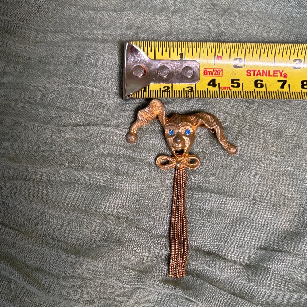 Vintage Gold Jester Brooch - Picture 2 of 5